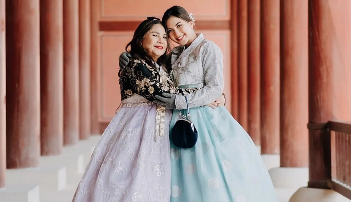 Jadi anak perempuan satu-satunya dalam keluarga, Jessica Mila dikenal dekat dengan sang ibunda. [Foto: IG/jscmila/janemagdalenabaker].