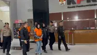 Berompi Oranye, Bupati Sukoharjo Etik Suryani Ditahan KPK