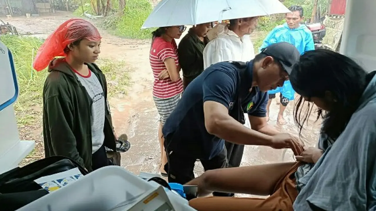 Tim Dokkes Polda Sulut saat mengevakuasi dan merawat korban bencana di Kota Manado, Jumat (27/1/2023).