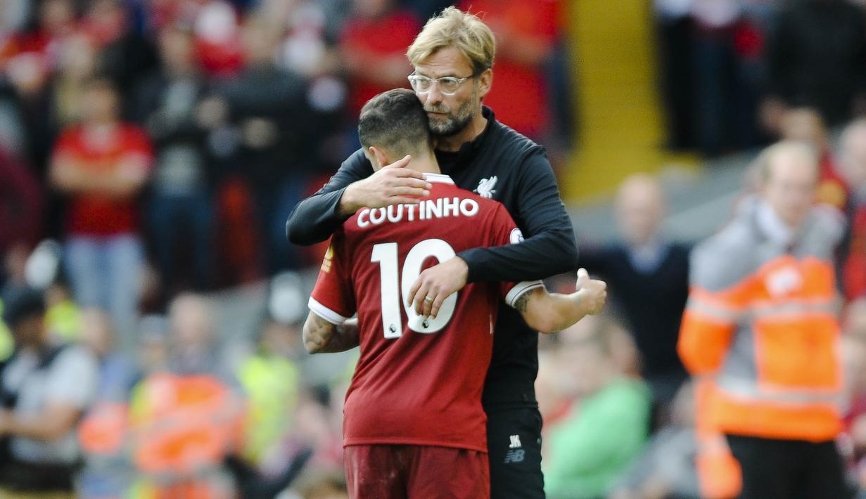Pelatih Liverpool, Juergen Klopp, memeluk Philippe Coutinho saat melawan Manchester United pada laga Premier League di Stadion Anfield, Sabtu (14/10/2017). Liverpool bermain imbang 0-0 dengan Manchester United. (AP/Rui Vieira)