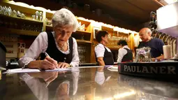 Sejak 1939 pada usia 16, Kink telah bekerja sebagai pelayan di restoran 'Zum Goldenen Tal' di Weyarn, Jerman. Foto diambil pada 1 Februari 2015. (REUTERS/Michaela Rehle)