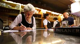 Sejak 1939 pada usia 16, Kink telah bekerja sebagai pelayan di restoran 'Zum Goldenen Tal' di Weyarn, Jerman. Foto diambil pada 1 Februari 2015. (REUTERS/Michaela Rehle)