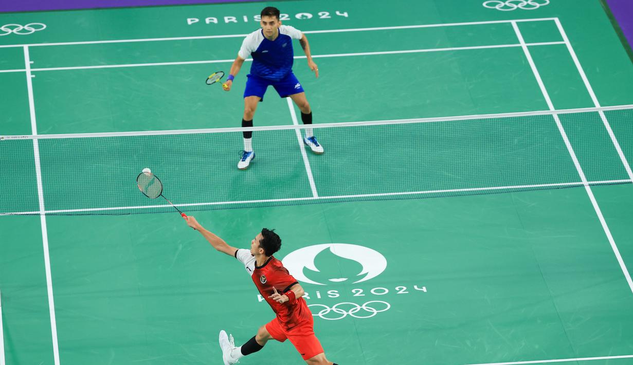 <p>Pebulutangkis Indonesia, Jonatan Christie berusaha menempatkan bola di depan net saat menghadapi wakil India, Lakshya Sen pada laga terakhir Grup L nomor tunggal putra cabor bulutangkis Olimpiade Paris 2024 di Porte de la Chapelle Arena, Paris, Rabu (31/7/2024). Jonatan Christie kalah straight-game 18-21, 12-21. (Dok. NOC Indonesia/Naif Muhammad Al'as)</p>