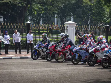 Presiden Joko Widodo (Jokowi) melepas iring-iringan pembalap MotoGP di depan Istana Merdeka, Jakarta Pusat, Rabu (16/3/2022). Parade MotoGP tersebut merupakan rangkaian kegiatan sebelum para pembalap berlaga di MotoGP Mandalika yang berlangsung pekan ini. (Liputan6.com/Faizal Fanani)