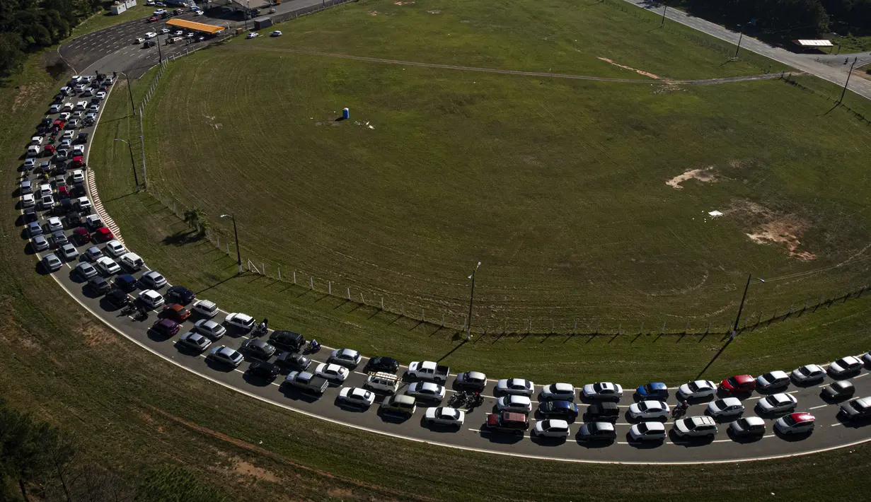 Pengemudi menunggu untuk menjalani tes PCR COVID-19 gratis di tempat pengujian drive-thru di arena pacuan kuda di Capiata, Paraguay, Selasa (11/1/2022).  (AP Photo/Jorge Saenz)