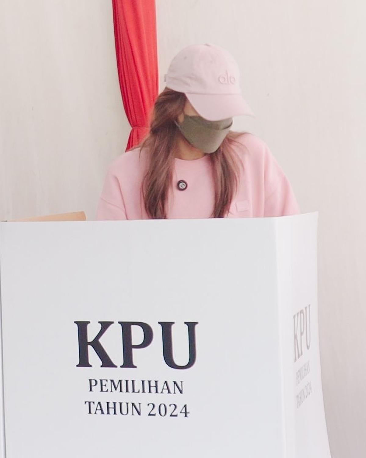 Luna Maya Nyoblos Pilkada 2024 Sambil Tunjukkan Jari, Malah Kena Nyinyir Belum Nikah sama Netizen Julid