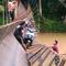 Jembatan gantung di Kecamatan Tegalbuleud, Kabupaten Sukabumi, tiba-tiba ambruk menyebabkan sejumlah pengendara dan bocah 6 tahun ikut terperosok ke dalam sungai. (Liputan6.com/ Fira Syahrin)
