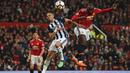 Duel Romelu Lukaku (kanan) dengan pemain West Bromwich pada lanjutan Premier League di Old Trafford, Manchester,(15/4/2018). Manchester United kalah 0-1. (AFP/Paul Ellis)