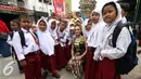 Sejumlah siswa SD berfoto dengan penari saat berkunjung ke Taman Budaya Yogyakarta, Rabu, (20/7). Beberapa sekolah di Yogyakarta melakukan MOS secara edukatif di antaranya dengan mengenalkan seni budaya kepada siswanya. (Liputan6.com/Boy Harjanto)  