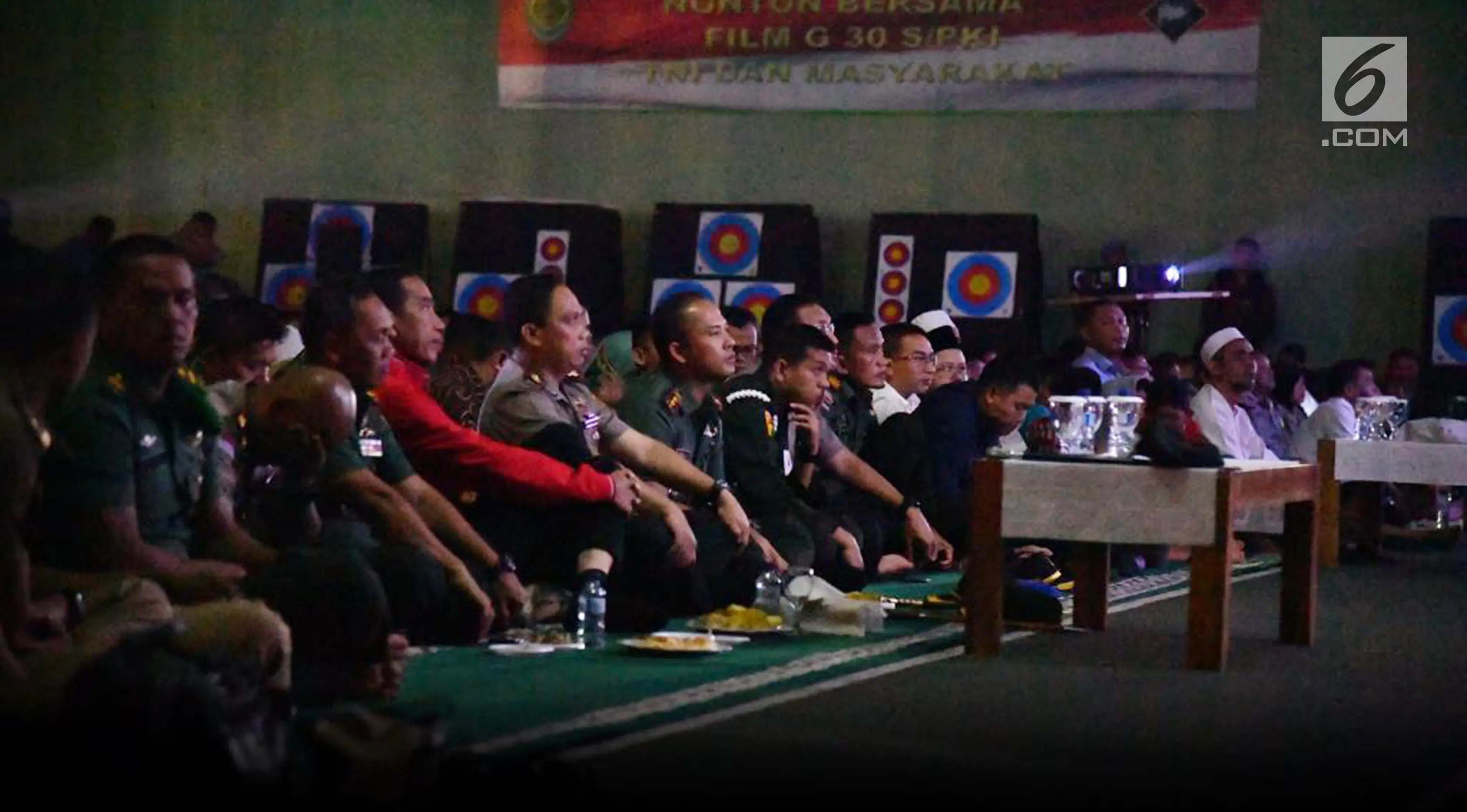Presiden Joko Widodo bersama jajaran TNI, Polri dan masyarakat Bogor nonton bareng film 'Pengkhianatan G30S/PKI' di Bogor (29/9). (Foto: Laily Rachev - Biro Pers Setpres)