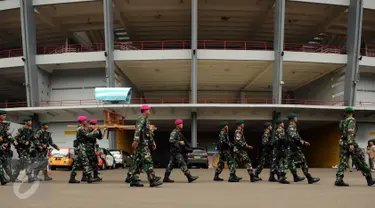 Pasukan gabungan TNI-Polri mengarak replika tandu Jenderal Sudirman memasuki kawasan Stadion GBK, Jakarta, Jumat (22/1/2016). Puncak peringatan HUT ke 100 Jenderal Sudirman akan dipusatkan di Stadion GBK Jakarta. (Liputan6.com/Helmi Fithriansyah)