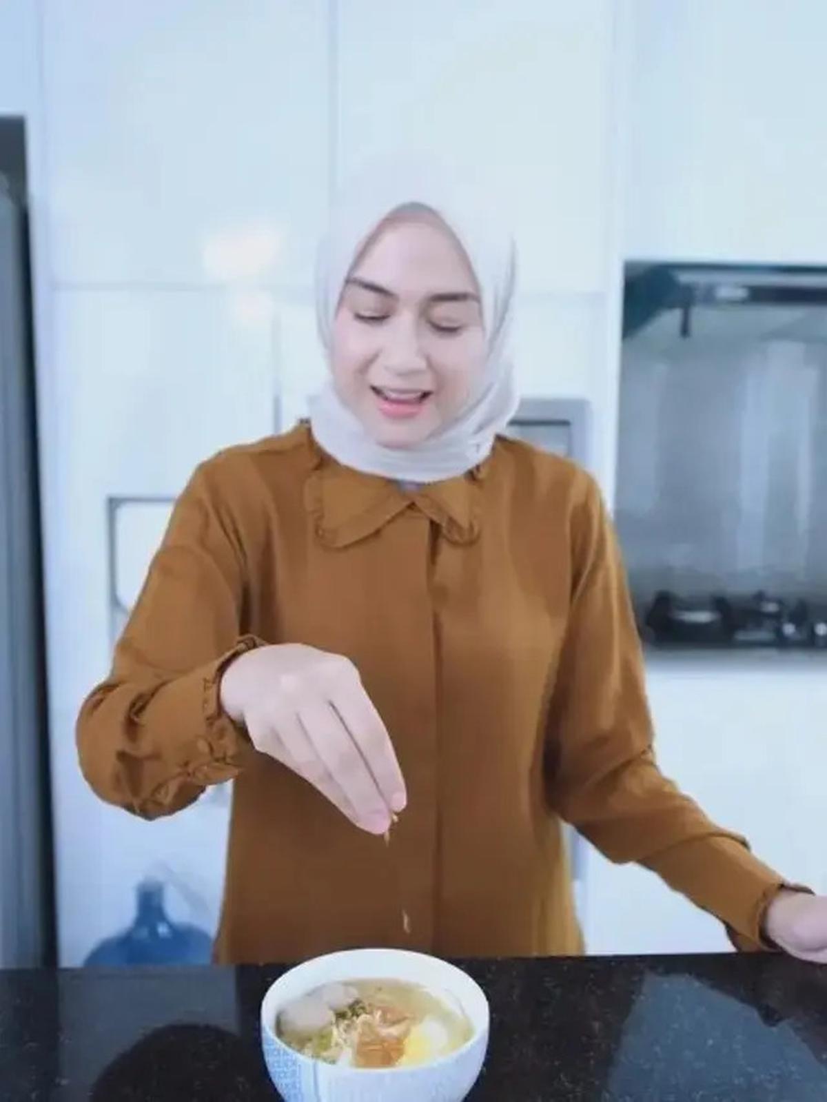 5 Potret Dapur Rumah Nina Zatulini, Punya Model Mewah dengan Interior Minimalis