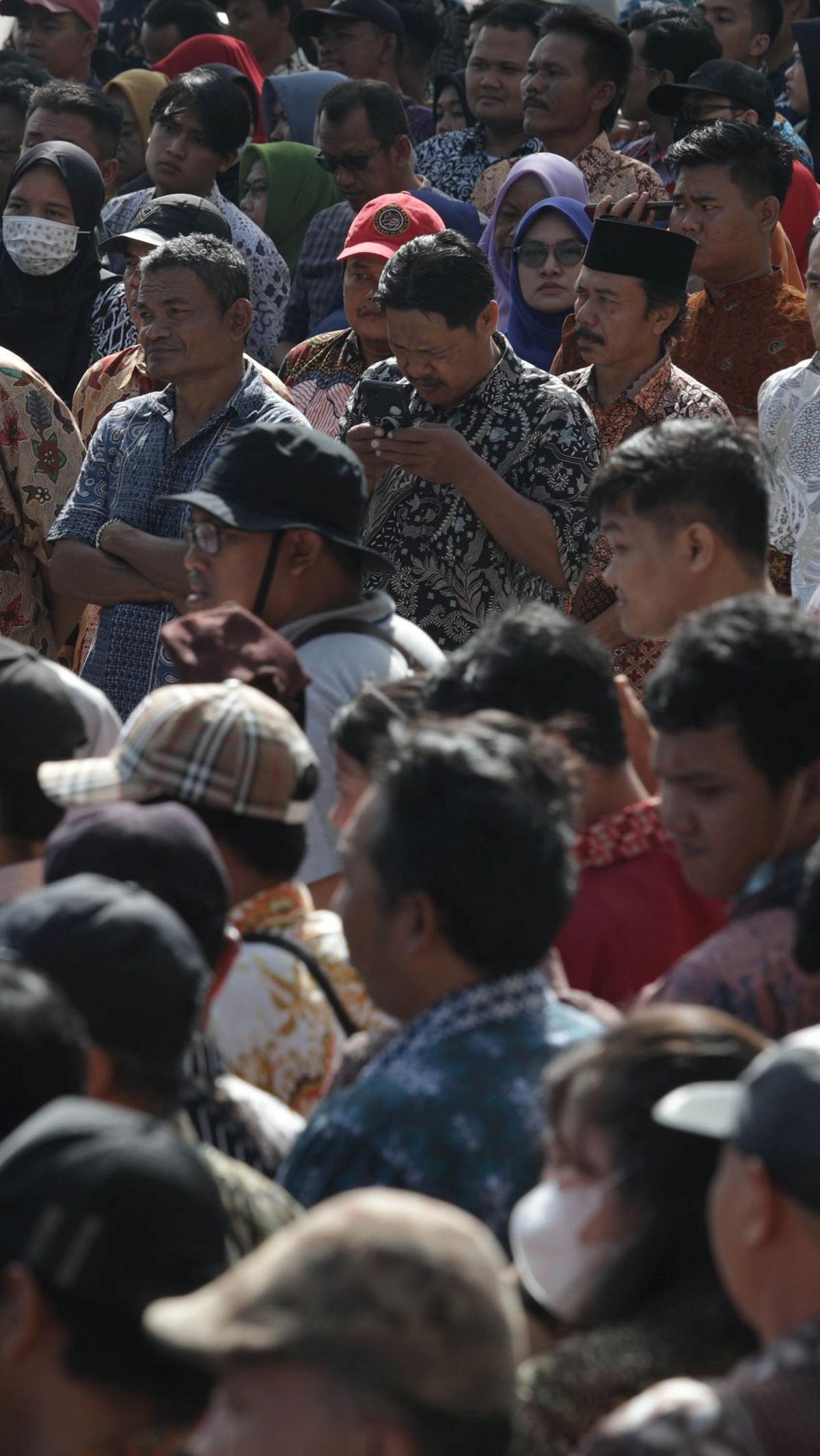 Tampak antrean para petugas KPPS Pemilu 2024 yang siap menjalani pengambilan sumpah dan janji di Kelurahan Jakasampurna.<br>(Foto merdeka.com / Imam Buhori)<br>