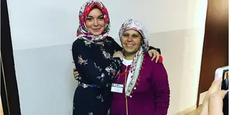 Melalui akun Instagram, Lindsay Lohan mengunggah foto saat mengenakan jilbab. Dengan mengenakan gamis warna gelap, ia berfoto bersama sukarelawan yang berada di pengungsi Suriah di Turki. (Instagram)