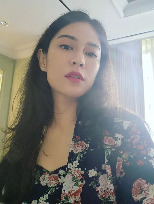 Masih pada April 2022, Dian Sastrowardoyo mengunggah foto posenya mengenakan kebaya lengan panjang dengan latar hitam. Riasan wajahnya minimalis, rambut dibiarkan tergerai. Meski begitu kebaya ini terasa meriah dengan sejumlah motif mahkota kembang yang menempel di banyak titik. Unggahan ini disertai tagar I want to wear kebaya on a daily basis.