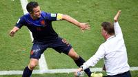 Kapten Timnas Belanda, Robin van Persie (kiri) merayakan golnya ke gawang Spanyol bersama Louis van Gaal saat berlaga di penyisihan Grup B Piala Dunia 2014 di Fonte Nova Arena, Salvador, Brasil, (14/6/2014). (AFP PHOTO/Dimitar Dilkoff)