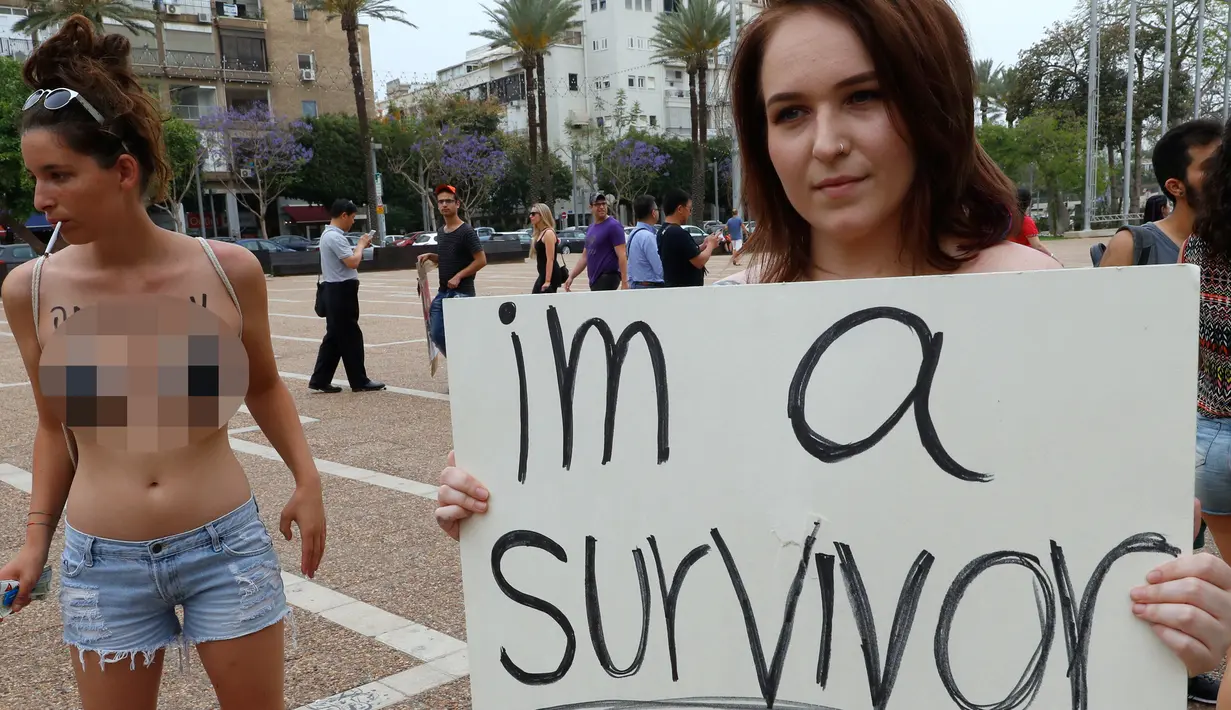Dua wanita berunjuk rasa di pantai Mediterania Israel Tel Aviv (4/5). Protes ini terinspirasi kelompok wanita Kanada yang meluncurkan protes tahun 2011 sebagai tanggapan atas pertanyaan bahwa mereka ingin menghindari pelecehan. (AFP Photo/Jack Guez)