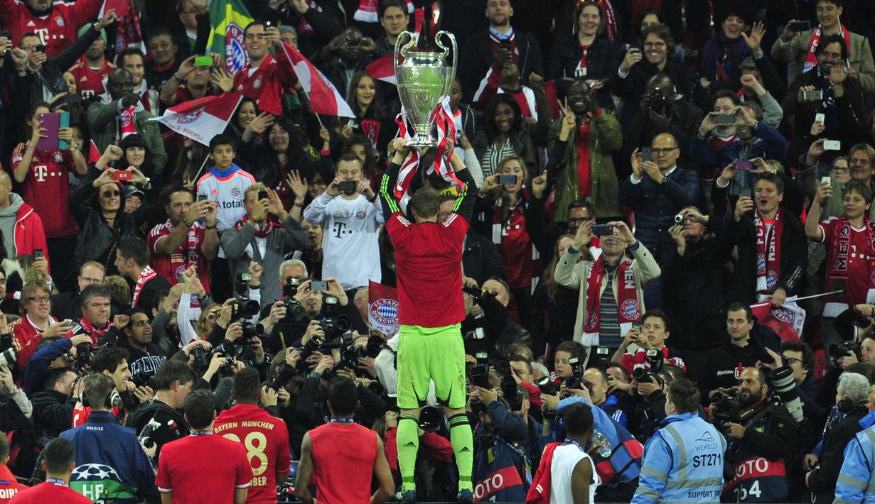 Tujuh tahun kemudian, Neuer bersama Bayern Muenchen kembali meraih treble winners di bawah asuhan pelatih Hansi Flick. Raihan treble winners kedua Bayern ini berhasil menyamai rekor milik Barcelona pada 2015, yang juga sukses meraih treble winners dua kali. (Foto: AFP/Glyn Kirk)