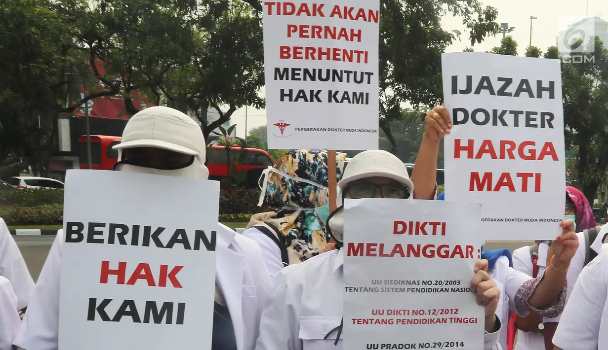 Sejumlah massa yang menamakan diri dari Pergerakan Dokter Muda Indonesia membentangkan spanduk saat melakukan aksi di depan Istana Negara, Jakarta, Kamis (19/7). (Liputan6.com/Johan Tallo)