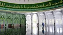 Seorang pria bersiap menunaikan salat selama bulan Ramadan di masjid Al Munawarah di Jantho, provinsi Aceh (12/5/2020). Masjid Al Munawarah yang berdiri di pusat Kota Jantho, Kabupaten Aceh Besar dikelilingi oleh perbukitan Bukit Barisan. (AFP/Chaideer Mahyuddin)