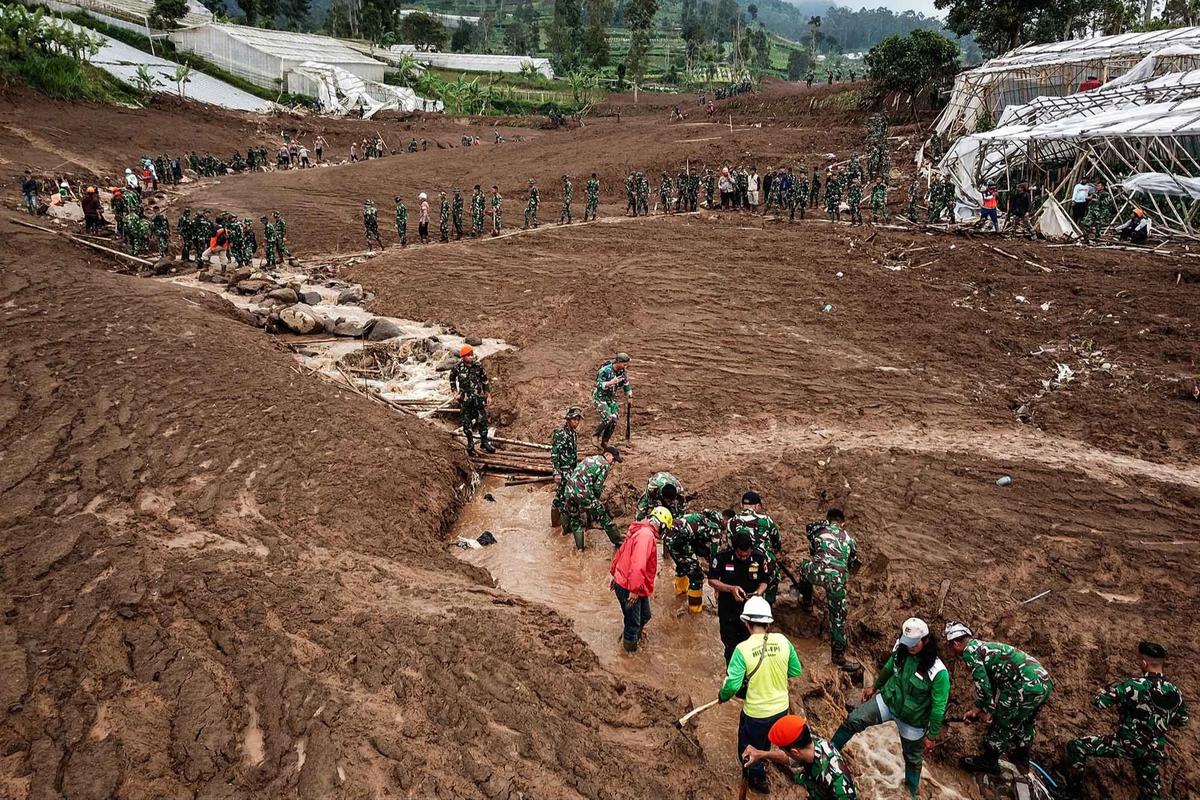 FOTO: Tim SAR Gabungan Intensifkan Pencarian Korban Longsor Pasirlangu