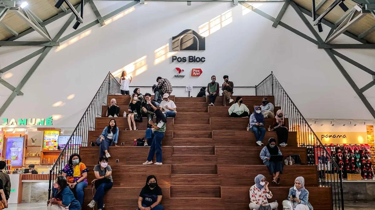 Sebagai Kota Metropolitan, Jakarta punya banyak tempat tongkrongan untuk muda-mudi. Ada yang masih bertahan sejak dulu hingga kini. Ada pula yang sudah tenggelam seiring berkembangnya zaman.