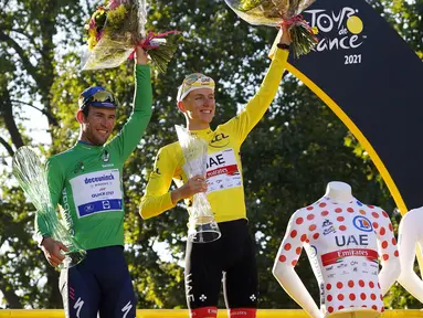 Tadej Pogacar (kanan) berhasil mempertahankan gelar juara di Tour de France 2021. Dirinya bahkan rebut tiga gelar kategori sekaligus, yaitu klasifikasi umum, klasifikasi pegunungan, dan klasifikasi pembalap muda. Sementara klasifikasi poin disabet oleh Mark Cavendish. (Foto: AFP/Thomas Samson)