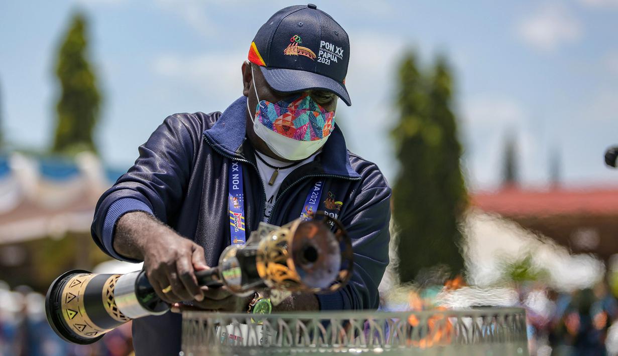 Bupati Merauke Romanus Mbaraka membawa obor Api PON XX Papua di Halaman Kantor Bupati Merauke, Papua, Rabu 30 September 2021. (FOTO PB PON XX PAPUA/Ali Lutfi)