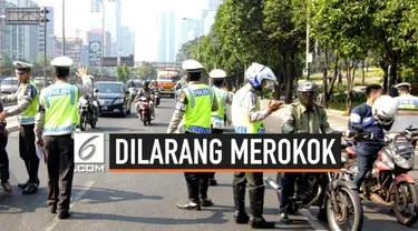 Sering melihat pengendara motor atau mobil menyetir sambil merokok? Hati-hati, tindakan ini kini bisa dikenakan pidana dengan denda Rp750.000.