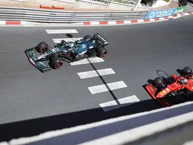 Pembalap Aston Martin Sebastian Vettel (kiri) dan pembalap Ferrari Charles Leclerc (kanan) menyetir mobil mereka selama latihan bebas kedua untuk balapan F1 GP di Sirkuit Monaco, Monaco, Kamis (20/5/2021). F1 GP Monaco akan berlangsung pada 23 Mei 2021. (AP Photo/Luca Bruno)