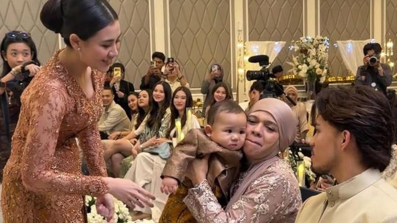 6 Potret Gamis Brokat Reza Artamevia dan Geni Faruk di Tedak Siten Anak Aaliyah Massaid