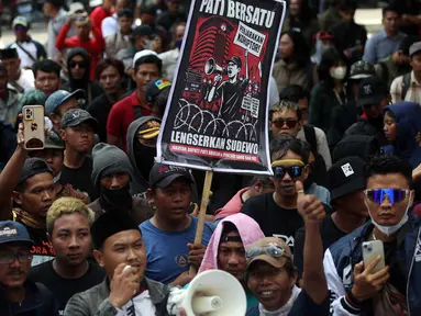 Puluhan warga yang tergabung dalam Aliansi Masyarakat Pati Bersatu berunjuk rasa di depan gedung Merah Putih Komisi Pemberantasan Korupsi (KPK), Jakarta, Senin (1/9/2025). (Liputan6.com/Helmi Fithriansyah)