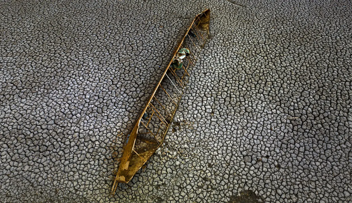 Banyak sungai di Catalonia berada pada titik terendah dalam sejarah setelah kekeringan yang telah memecahkan semua rekor di wilayah tersebut dan memaksa pihak berwenang untuk mulai membatasi penggunaan air. (AP Photo/Emilio Morenatti) (AP Photo/Emilio Morenatti)