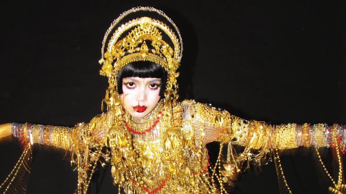 Lisa Blackpink Tampil Serba Emas Jadi Jibaro sang “Penari Emas” saat Rayakan Halloween 2025