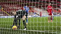 Penjaga gawang Liverpool Caoimhin Kelleher mengambil bola dari gawangnya saat kebobolan menghadapi Brighton pada pertandingan Liga Inggris di Anfield Stadium, Liverpool, Inggris, Rabu (3/2/2021). Brighton menang 1-0. (Clive Brunskill/Pool via AP)