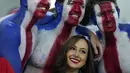 Seorang suporter wanita Kosta Rika tersenyum saat berpose dengan rekannya sebelum pertandingan grup E Piala Dunia 2022 Qatar di Stadion Al Thumama di Doha, Qatar, Rabu 23 November 2022. Para suporter cantik Kosta Rika mencuri perhatian dan menambah semarak pertandingan dengan atribut yang dikenakannya. (AP Photo/Pavel Golovkin)