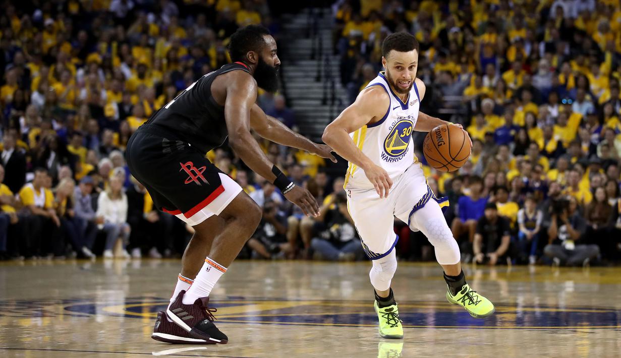 Bintang Houston Rockets James Harden coba menghentikan guard Golden State Warriors Stephen Curry pada semifinal Wilayah Barat NBA. (AFP/Ezra Shaw)
