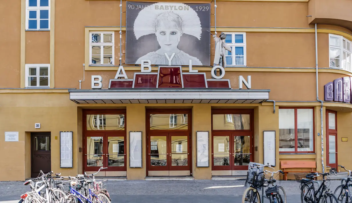 Pemandangan gedung bioskop Babylon yang tutup di Berlin, ibu kota Jerman (22/3/2020). Demi menahan laju penyebaran coronavirus baru (COVID-19), Jerman melarang pertemuan publik lebih dari dua orang, menurut langkah terbaru negara tersebut yang diumumkan pada Minggu (22/3). (Xinhua/Binh Truong)