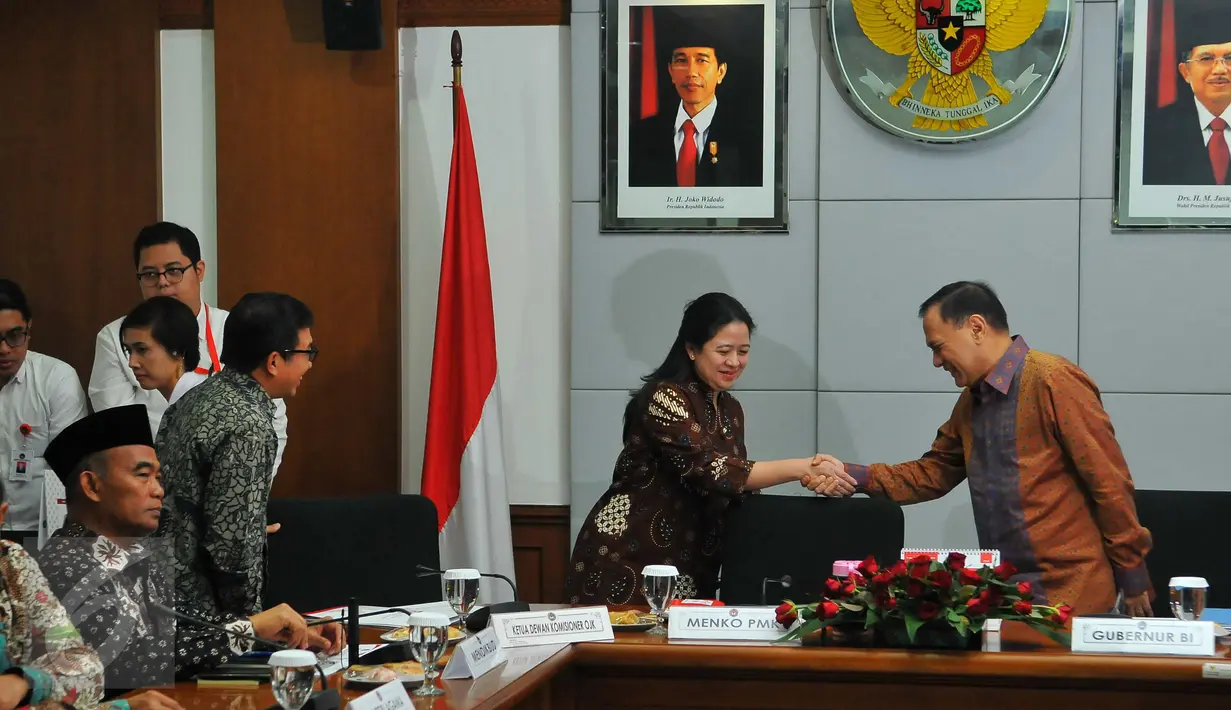 Menko PMK Puan Maharani berjabat tangan dengan Gubernur BI Agus Martowardojo sebelum memimpin rapat koordinasi di Kementerian PMK, Jakarta, Selasa (8/11). Rakor membahas rancangan perpres penyaluran bantuan sosial non tunai. (Liputan6.com/Angga Yuniar)