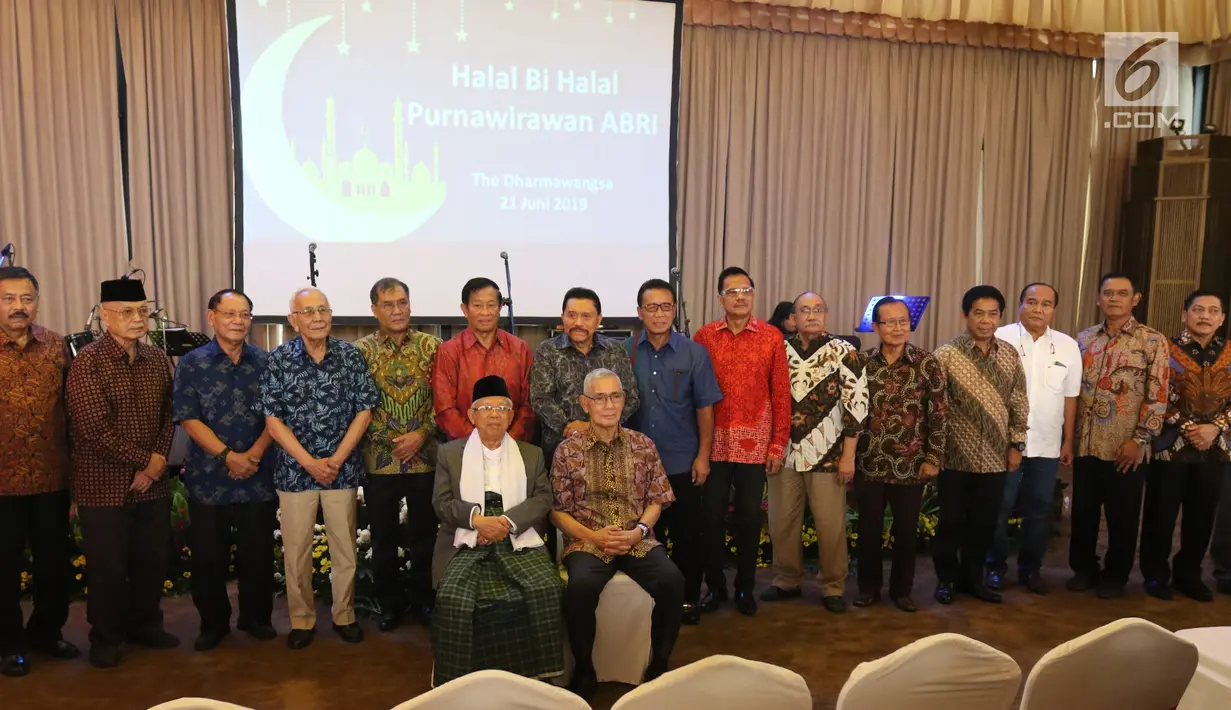 Mantan Kepala Badan Intelijen Negara Jenderal (Purn) AM Hendropriyono,  Cawapres nomor urut 01 Ma'ruf Amin, Wakil Presiden Indonesia ke-6 Try Sutrisno foto bersama saat menghadiri halalbihalal Purnawirawan TNI di Jakarta, Jumat (21/6/2019). (Liputan6.com/Angga Yuniar)
