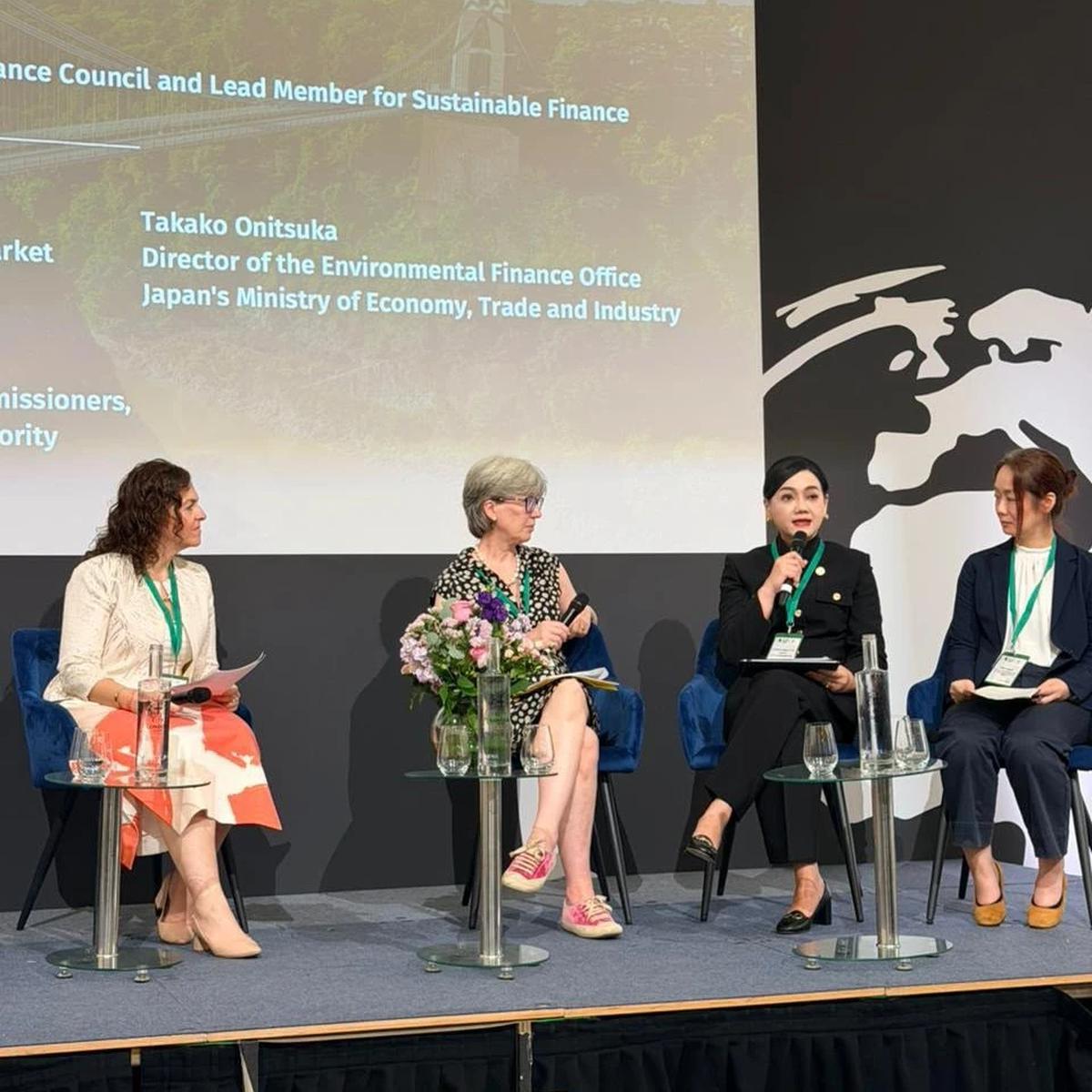 Ketua Dewan Komisioner OJK Friderica Widyasari Dewi saat menghadiri rangkaian London Climate Action Week (LCAW) 2026