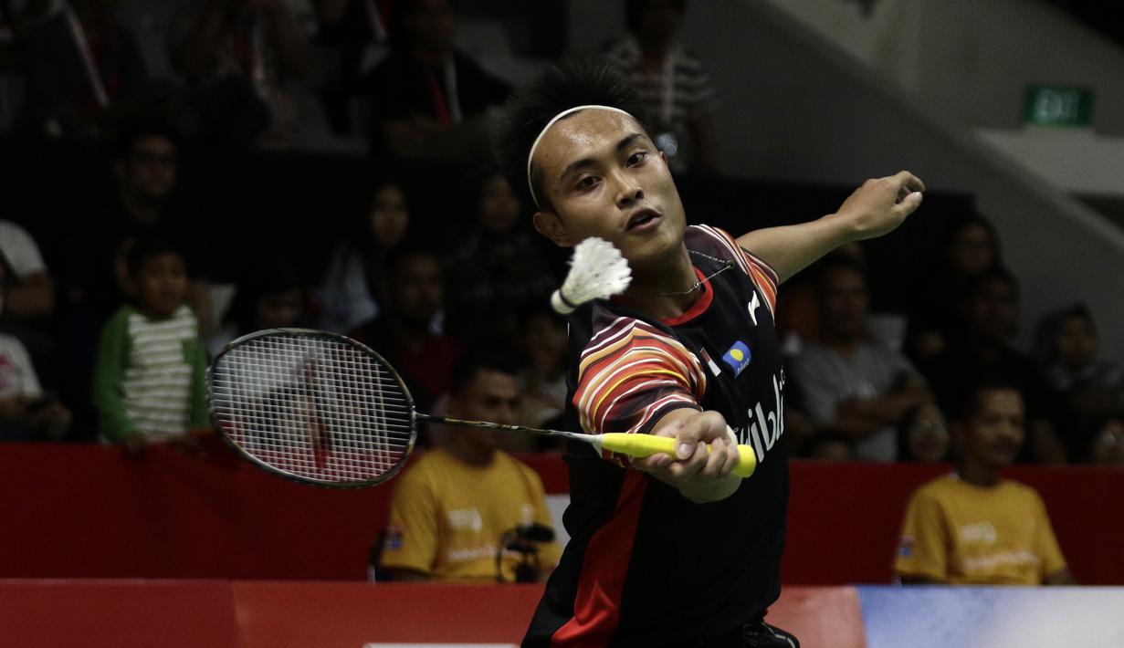 Ganda campuran Indonesia, Hafiz Faizal, berusaha mengembalikan kok saat menghadapi ganda China, Zheng Si Wei/Huang Ya Qiong pada laga Indonesia Masters 2020 di Istora Senayan, Jakarta, Selasa (14/1). Hafiz/Gloria kalah 14-21, 13-21. (Bola.com/Yoppy Renato)