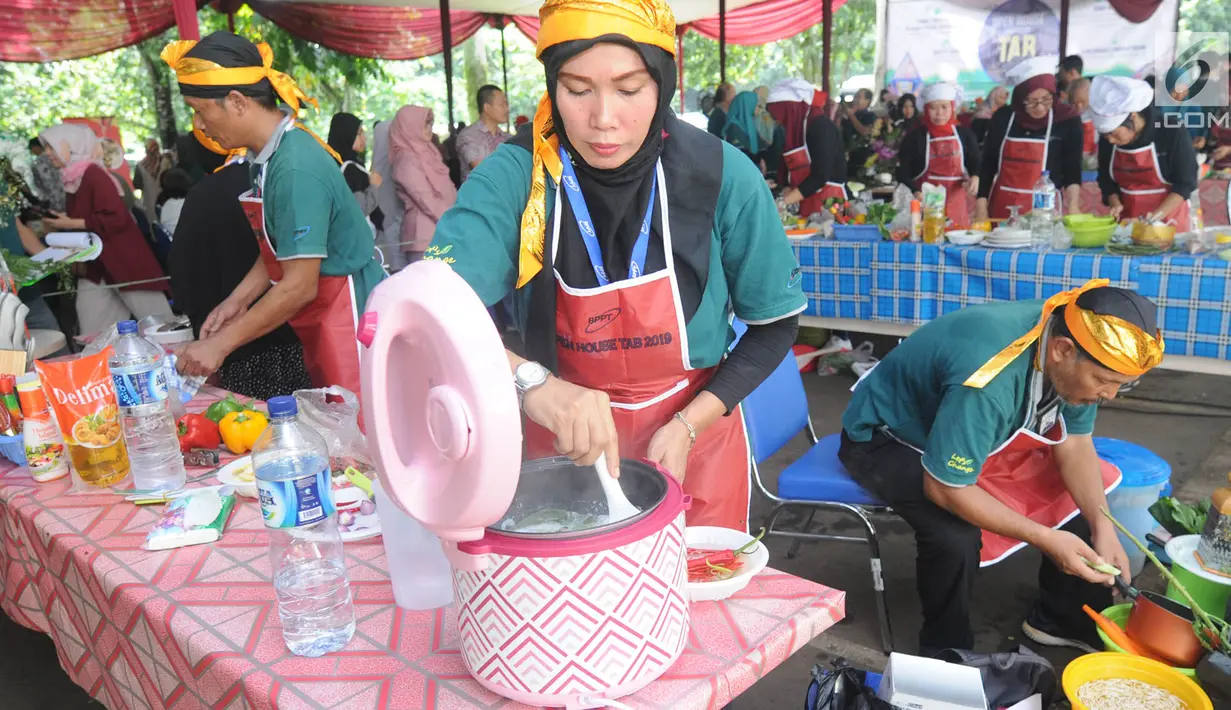 Karyawan Badan Pengkajian dan Penerapan Teknologi (BPPT) beradu cepat saat lomba masak di Puspitek, Setu, Tangerang Selatan, Kamis (24/1). Lomba ini menggunakan bahan baku beras sagu, tepung cassava instan dan ikan nilla. (Merdeka.com/Arie Basuki)