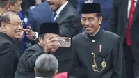 Presiden Joko Widodo (kanan) berswafoto dengan para legislator usai Sidang Tahunan MPR dan Sidang Bersama DPR - DPD Tahun 2024 di Gedung Nusantara, kompleks Parlemen, Senayan, Jakarta, Jumat (16/8/2024).  (AP Photo/Tatan Syuflana, Pool)