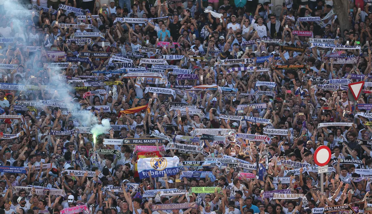Puluhan ribu suporter fanatik Real Madrid memenuhi Plaza de Cibeles untuk merayakan keberhasilan tim meraih title juara Liga Champions musim 2023/2024. (Pierre-Philippe MARCOU/AFP)