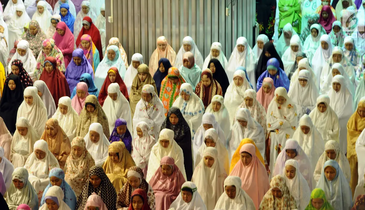 Jemaah wanita melaksanakan salat sunah gerhana atau salat khusuf di Masjid Istiqlal, Jakarta, Rabu (31/1). Ribuan umat muslim dari berbagai daerah melaksanakan salat sunah gerhana atau salat khusuf di Masjid Istiqlal. (Liputan6.com/Helmi Fithriansyah)