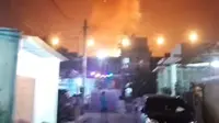 Sebuah bangunan bekas pabrik yang diduga digunakan untuk mengoplos gas LPG 3Kg, terbakar hebat sekitar pukul 21.30 WIB, di kawasan Periuk, Kota Tangerang, Senin (1/4/2024). (tangkapan layar dari video yang beredar di media sosial).