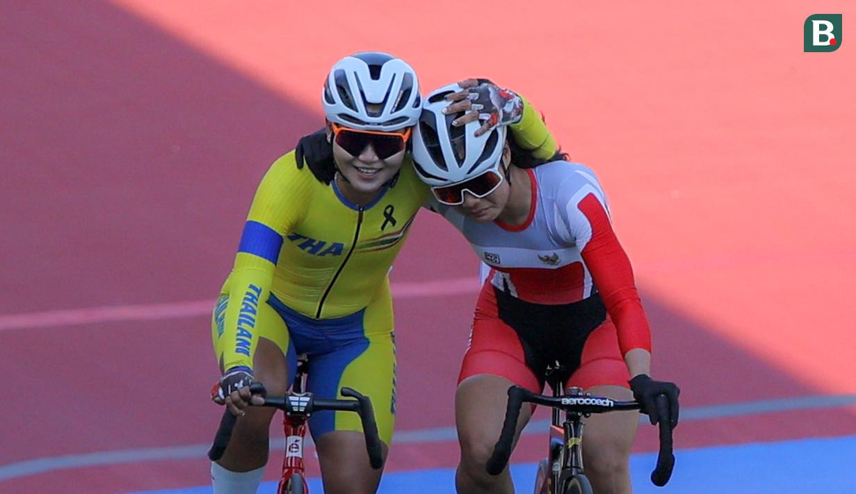 Pembalap sepeda putri Thailand, Jutatip Maneephan memberikan pelukan hangat untuk pembalap Indonesia, Ayustina Delia yang meraih medali perunggu dalam cabang olahraga sepeda nomor scratch SEA Games 2025. (Bola.com/Bagaskara Lazuardi)