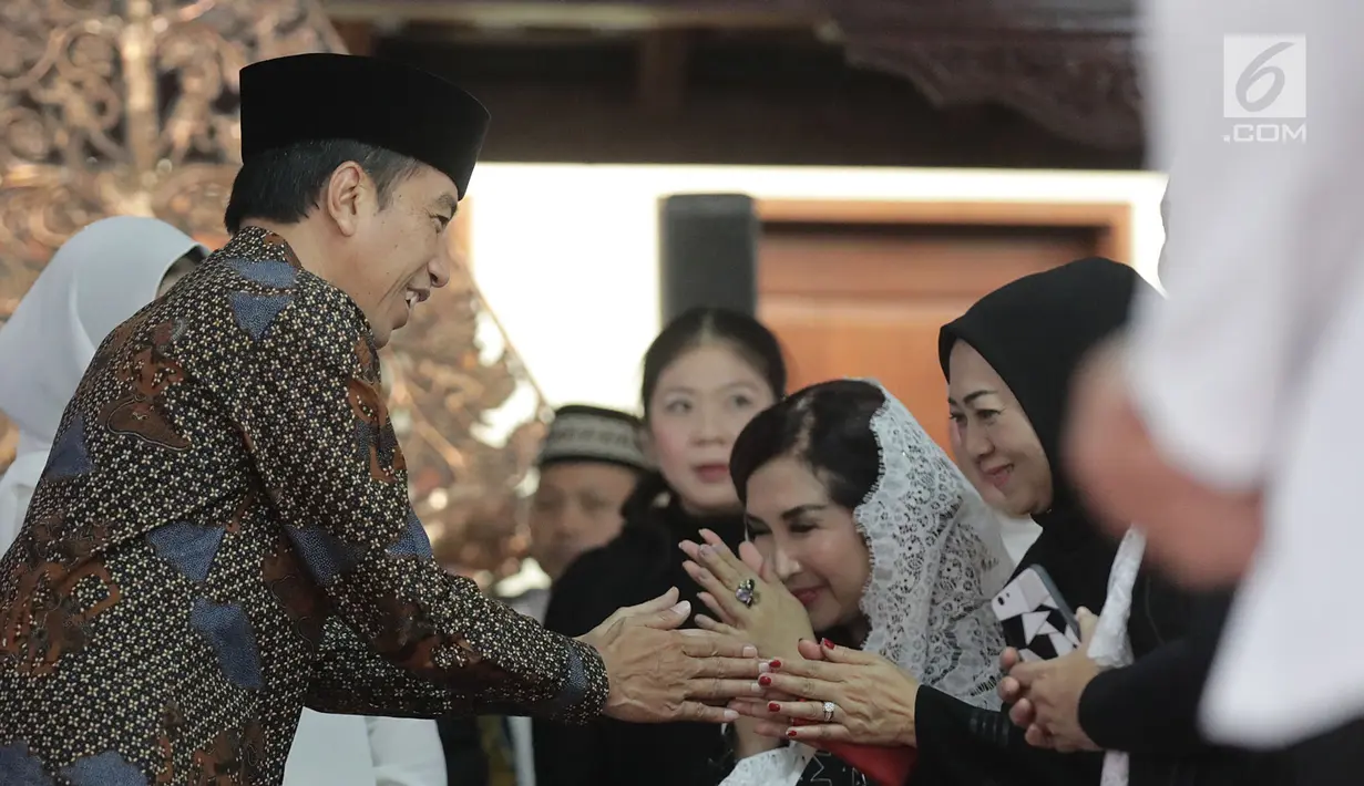 Presiden Joko Widodo (Jokowi) melayat ibunda Presiden ke-6 Susilo Bambang Yudhoyono (SBY), Siti Habibah, di Puri Cikeas, Bogor, Sabtu (31/8/2019). Seperti diketahui, ibunda SBY meninggal pada usia 87 tahun di RS Mitra Keluarga Cibubur. (Liputan6.com/Herman Zakharia)