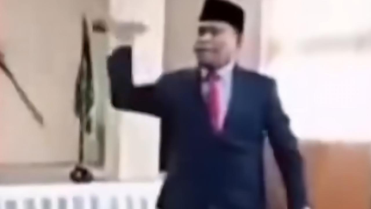 Viral video lempar mikrofon beserta tiangnya yang dilakukan oleh Kepala Kanwil Kemenag NTB Zamroni Aziz saat melantik pejabat di Dompu, NTB.